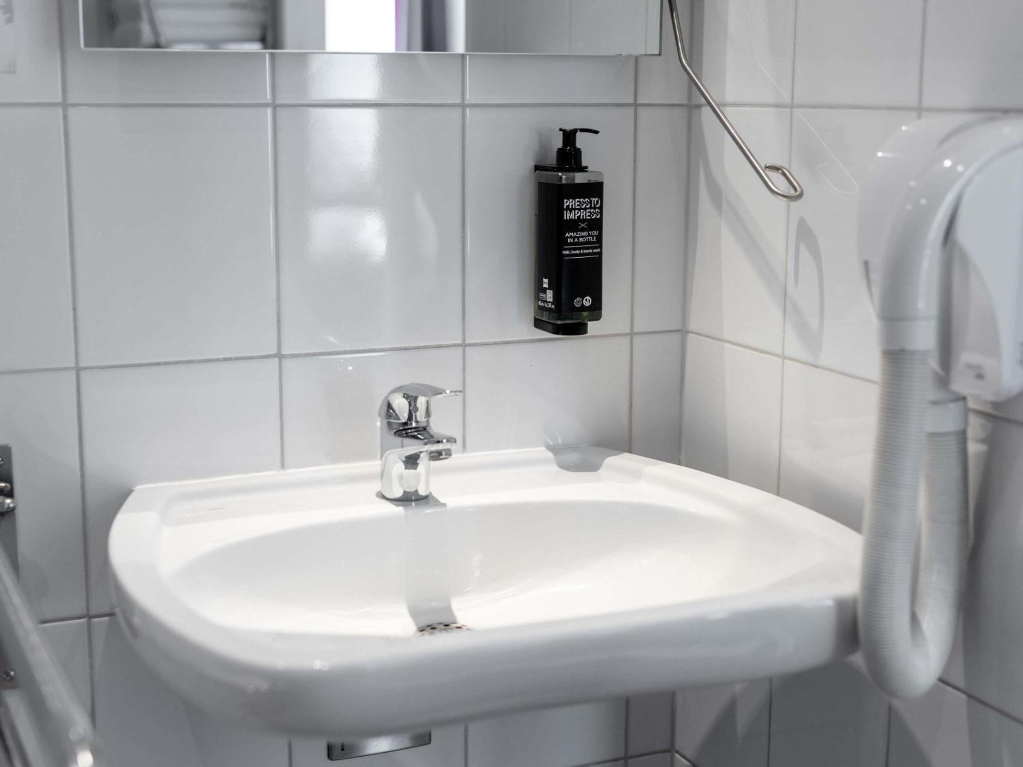 Standard Twin Room Disability Access